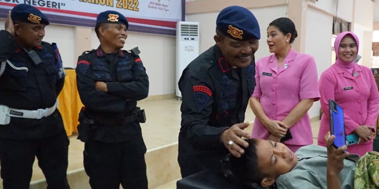 Ketgam: Dansat Brimob Polda Sultra, Kombes Pol Adarma Sinaga menghibur salah satu peserta sunatan massal. Foto: Istimewa