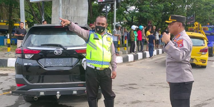 Ketgam: Kapolresta Kendari, Kombes Pol Muh Eka Fathurrahman memantau TKP kecelakaan. Foto: Herlis