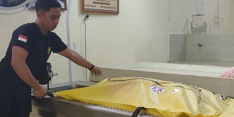 Ketgam: Jenazah korban saat di RS Bhayangkara Kendari. Foto: Herlis