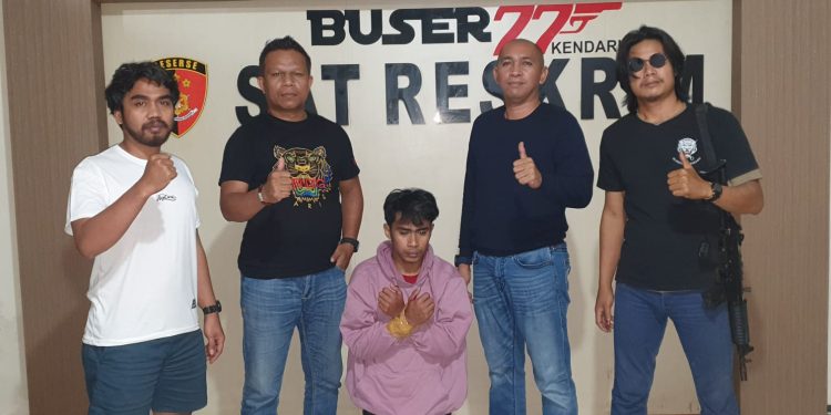 Ketgam: Buser 77 Polresta Kendari meringkus pelaku penikaman. Foto: Istimewa