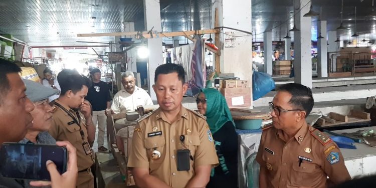 Ketgam : Pj Wali Kota Kendari, Asmawa Tosepu saat kunjungan ke Pasar Baru atau Pasar Sentral Wua-wua, Senin (7/11/2022).
Foto : Annisa Aprilia Monoarfa