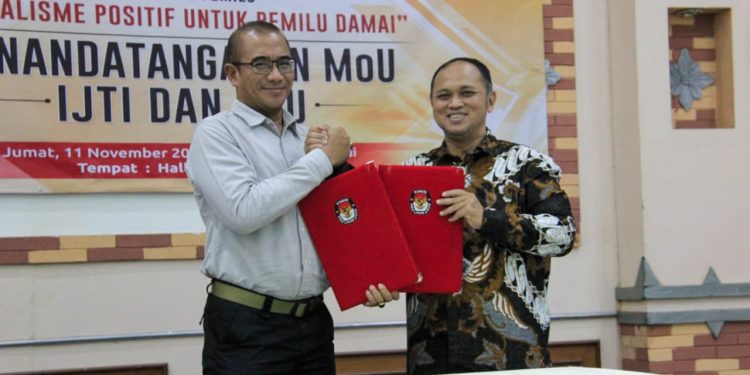 Ketgam : Penandatanganan MoU IJTI dan KPU RI sebagai upaya menciptakan Pemilu 2024 yang sehat dan berkualitas, Jumat 11 November 2022.