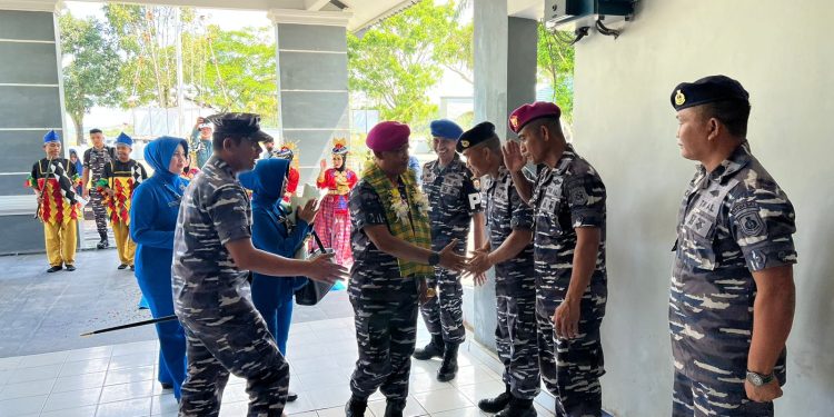 Ketgam : Komandan Utama Angkatan Laut (Danlantamal) VI Makassar, Brigjen TNI (Mar) Amir Kasman berkunjung ke Keluarga Besar Pangkalan Angkatan Laut (Lanal) Kendari. Foto: Istimewa