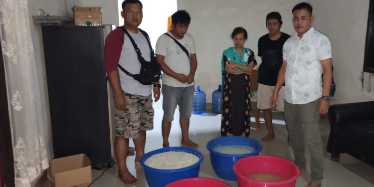 Ketgam : Empat baskom miras tradisional jenis pongasi yang di amankan Polresta Kendari, pada Ops Sikat Anoa Kamis (17/11/2022)
Foto : istimewa