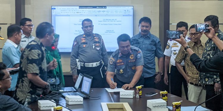 Ketgam : Rapat pembahasan penyesuaian tarif AKDP Dinas Perhubungan Sultra, Jumat 18 November 2022.