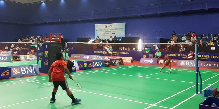 Ketgam : Suasana pada pertandingan BNI Sirkuit Nasional B Sulawesi Tenggara, di GOR Apriyani Kendari, (Senin 21/11/2022).
Foto : Annisa Aprilia Monoarfa