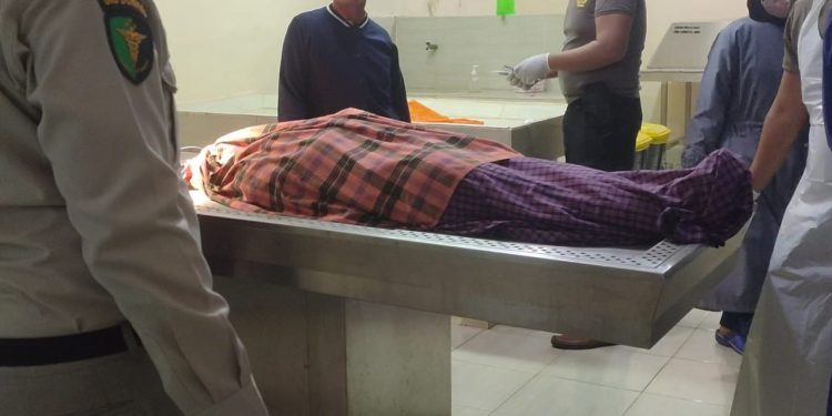 Ketgam: Jenazah korban di RS Bhayangkara Kendari. Foto: Herlis