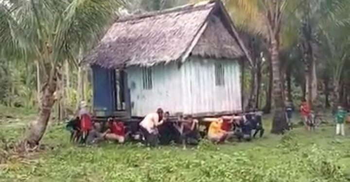 Ketgam : Rumah seorang nelayan di Kabupaten Muna, Sulawesi Tenggara (Sultra) diangkat dan digotong warga ke lahan milik tetangga sekitar 50 meter.