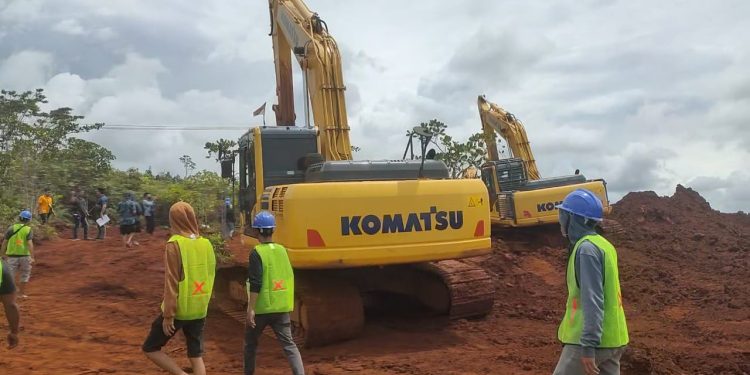 Ketgam : Puluhan karyawan mengusir penambang ilegal yang beroperasi di Izin Usaha Pertambangan (IUP) PT Golden Anugrah Nusantara (GAN) Desa Totallang, Kecamatan Lasusua, Kabupaten Kolaka Utara (Kolut), pada Rabu siang (23/11/2022).  Foto: Herlis Ode Mainuru