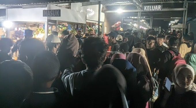 Ketgam : Ratusan calon penumpang tujuan Kendari-raha di pelabuhan Pangkalan Perahu Kendari, Sulawesi Tenggara Rabu malam 23 November 2022.