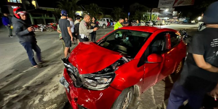 Ketgam: Kendaraan yang digunakan oleh seorang polisi ringsek bagian depan. Foto: Istimewa