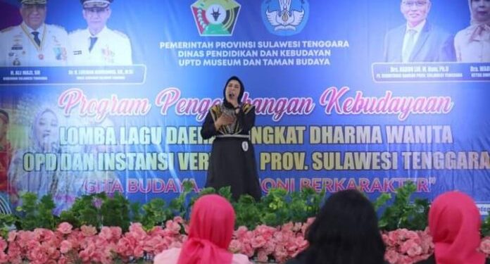 Ketgam: Salah satu peserta yang menyanyikan lagu khas daerah Sultra. Foto: Istimewa