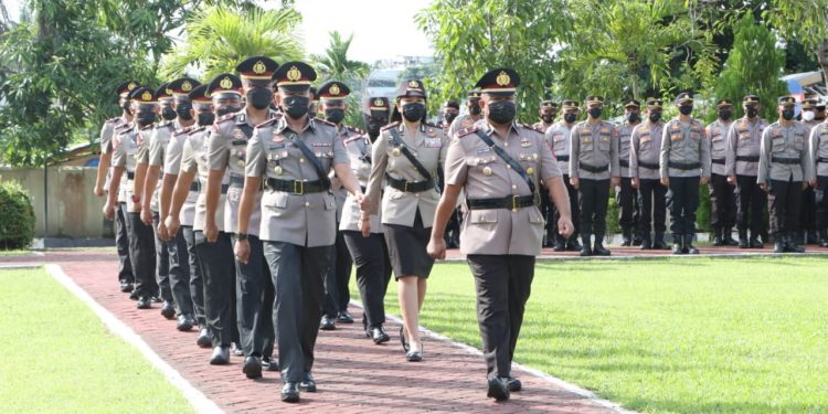 Ketgam: Upacara serah terima jabatan di Lapangan Apel Mapolresta Kendari. Foto: Istimewa