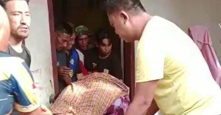 Ketgam: Jenazah korban penganiayaan di Konawe dievakuasi warga. Foto: Istimewa