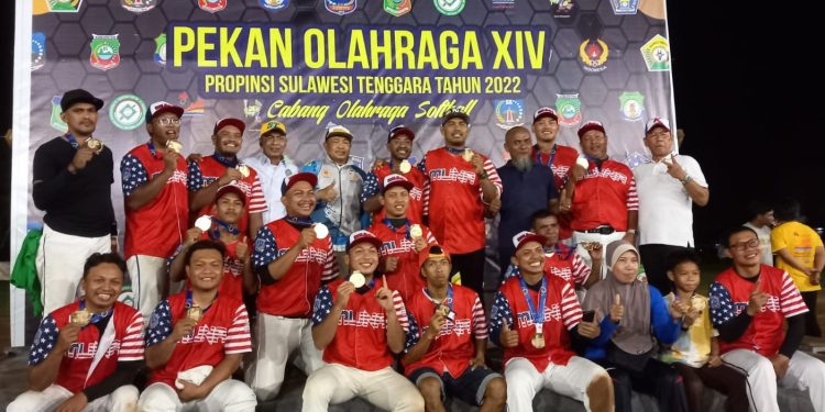 Ketgam : Tim Softball Kabupaten muna bersama Ketua pengprov perbasasi Sultra Pahri Yamsul usai penyerahan medali. Porprov ke- 14 2022 ini Muna kembali sabet medali, usai sebelumnya diraih pada Porprov 2018.