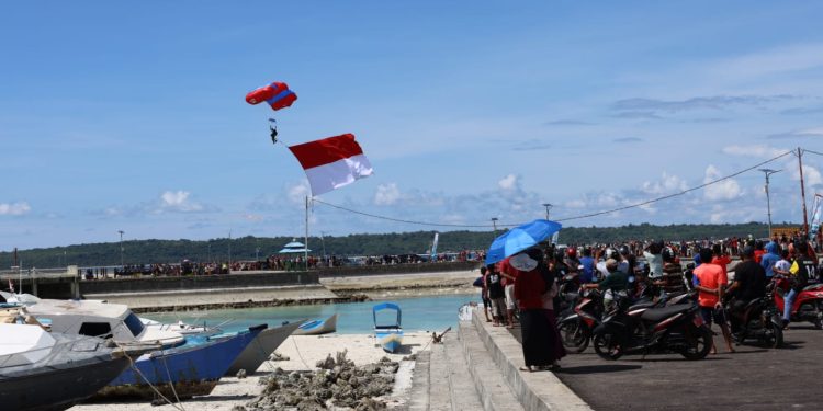 Ketgam : Petugas Paramotor dan Flying Pass TNI gelar latihan terjun payung persiapan jelang Hari Nusantara di kawasan Marina Togo, Wanci Kabupaten Wakatobi.
