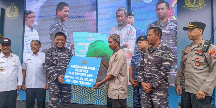 Ketgam : Wakasal Laksamana Madya TNI Ahmadi Heri Purwono menyerahkan bantuan pembangunan masjid kepada masyarakat Desa Ranooha Raya, Kecamatan Moramo, Kabupaten Konawe Selatan, Sulawesi Tenggara Rabu 14 Desember 2022