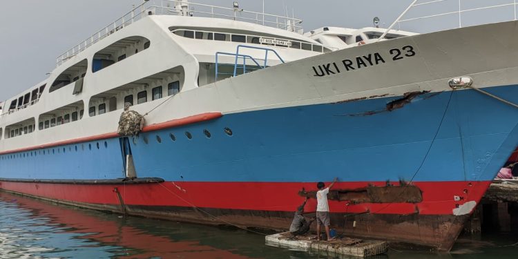 Ketgam : Kondisi Kapal Penumpang Uki Raya 23 usai mengalami tubrukan dengan kapal tongkang disekitar Perairan Cempedak Konawe Selatan pada Selesa 27 Februari 2022. Saat kapal dalam perbaikan di Pelabuhan pangkalan perahu Kendari.