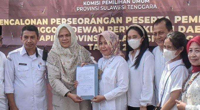Ketgam : Salah satu Bakal Calon DPD RI perwakilan Sultra asal Wakatobi Ratna Ladaa serahkan dokumen pendaftaran ke KPU Sultra Kamis 29 Desember 2022.