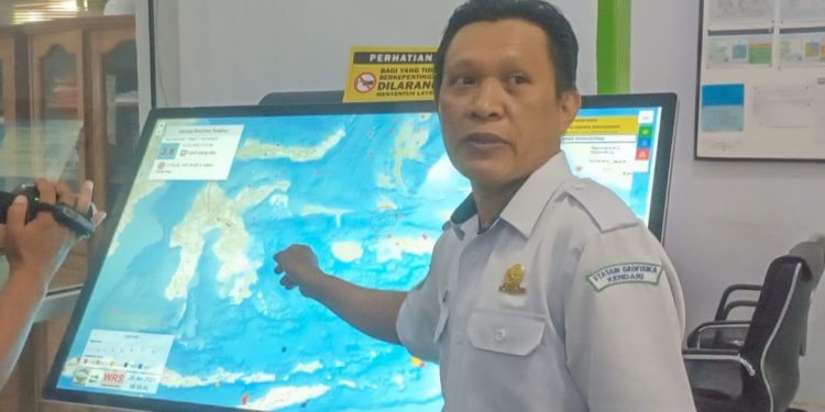 Ketgam : Kepala Stasiun Geofisika Kelas IV Kendari, Rudin. (Foto : Husni Mubarak)