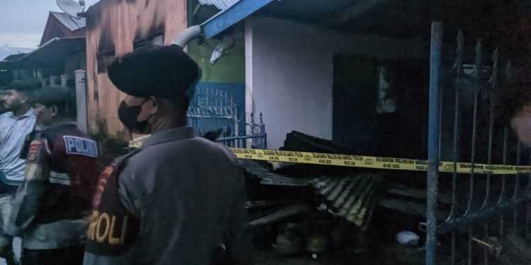 Ketgam : Sebanyak lima unit kamar kos di Jalan Abunawas Kelurahan Bende, Kecamatan Kadia, Kota Kendari ludes terbakar, pada Selasa sore (10/01/2023) sekitar pukul 17.00 WITA.  Foto: Husni Mubarak