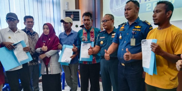 Ketgam : KSOP Kelas IIA Kendari serahkan E-Pas Kecil secara simbolis kepada nelayan di Kota Kendari, Kamis 12 Januari 2023.