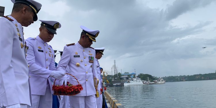 Ketgam : Komandan Pangkalan TNI Angkatan Laut (Lanal) Kendari, Letkol Laut (P) Abdul Kadir Mulku Zahari memimpin upacara tabur bunga, dalam rangka memperingati Hari Dharma Samudera tahun 2023 di Mako Lanal Kendari, Senin (16/1/2023).