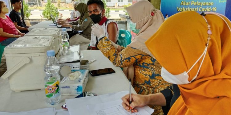 Ketgam : Pelaksanaan vaksinasi Booster ke 2 di Gerai vaksin Dinas Kesehatan (Dinkes) Kota Kendari, Kamis 26 Januari 2023.