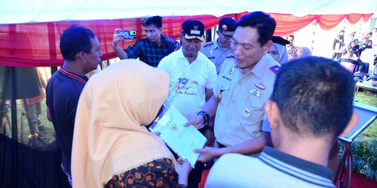 Ketgam : Kepala Kantor Wilayah BPN Sultra mengerahkan sertifikat tanah kepada masyarakat di Kota Kendari, Jumat 3 Februari 2023. (Foto : Istimewa)