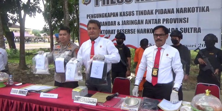 Ketgam : Tersangka Z dan barang bukti sabu seberat 1 kilogram diamankan di Markas Kepolisian Daerah Sulawesi Tenggara, Senin 6 Februari 2023. (Foto : Istimewa)