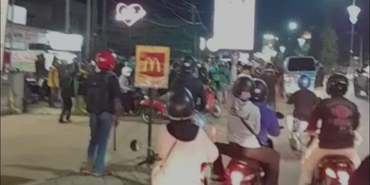 Ketgam : Aksi keributan yang melibatkan supir pete-pete dan pengemudi ojol di Brigjen M. Yoenoes Kota Kendari Jumat  malam sekitar pukul 21.00 wita. (Foto : Tangkap Layar)