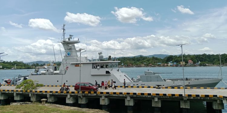 Ketgam : KRI Tombak 629 sandar di Pangkalan TNI Angkatan Laut (Lanal) Kendari, Sulawesi Tenggara Selasa 14 Februari 2023. (Foto : Husni Mubarak)
