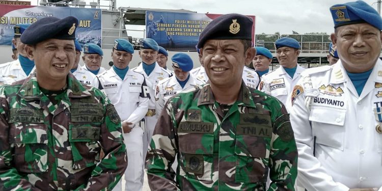 Ketgam : Komandan Lanal Letkol Laut (P) Abdul Kadir Mulku Zahari di dampingi Perwira Pelaksana (Palaksa) Lanal Kendari, Mayor Laut (H) Paslan beserta jajaran prajurit Pomal Kendari. (Foto : Husni Mubarak)