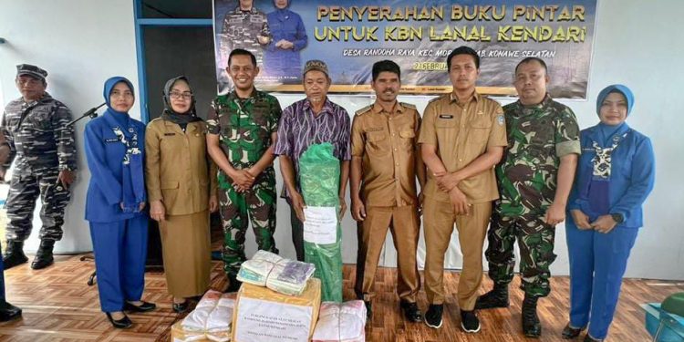 Ketgam : Penyerahan 500 buku bacaan oleh Lanal Kendari bagi masyarakat pesisir di desa Ranooha Raya, Kecamatan Moramo, Kabupaten Konawe Selatan (Konsel), Sulawesi Tenggara Selasa 21 Februari 2023.