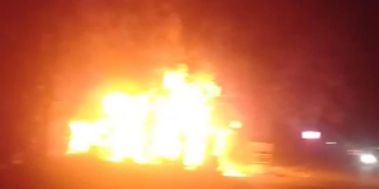 Ketgam : Kebakaran menimpa satu unit kios milik Edi warga kelurahan Wundombatu, Kecamatan Poasia Kota Kendari Selasa malam (21/02/2023).