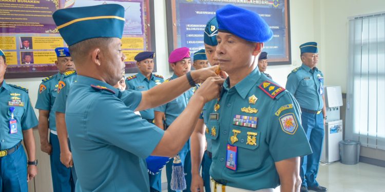 Ketgam : Pangkalan TNI Angkatan Laut (Lanal) Kendari Sulawesi Tenggara (Sultra) menggelar upacara penyerahan jabatan Kamis pagi (23/02/2023).