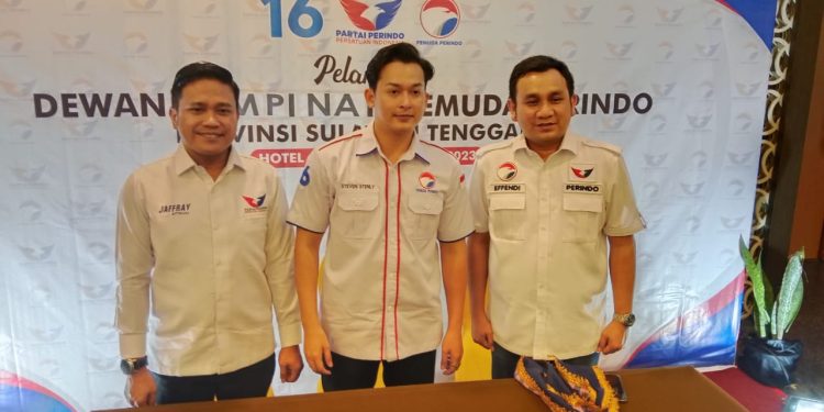 Ketgam : Effendi Syahputra (kanan), Steven Stenly (tengah) dan Ketua DPD Perindo Sultra Jaffray Bitikaka (kiri). (Foto : Husni Mubarak).