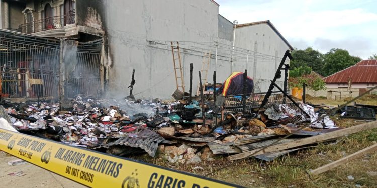 Ketgam : Kondisi Gudang ATK di Jalan Korumba Kecamatan Kadia Kota Kendari usai dilalap api pada Rabu dini hari (01/03/2023). (Foto : Husni Mubarak)