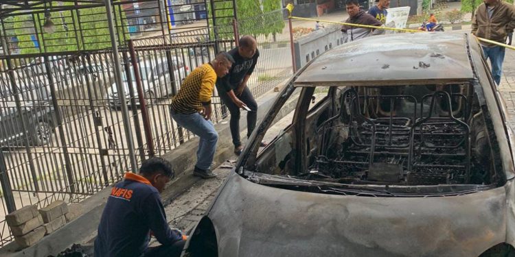Ketgam : Polisi olah TKP penyebab kebakaran satu unit mobil milik Ronny warga di Kelurahan Bende, Kecamatan Kadia, Kota Kendari, Sultra.