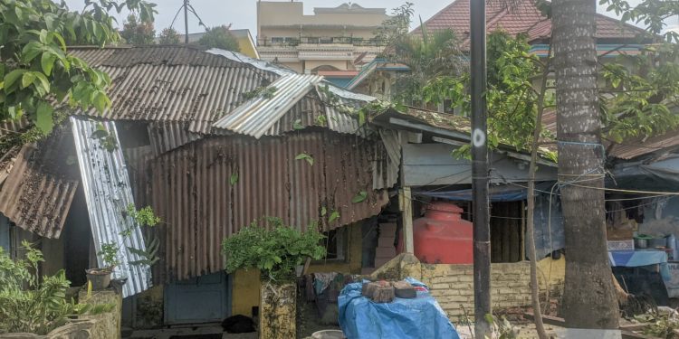 Ketgam : Salah satu rumah warga di Jalan Laute Kota Kendari terdampak akibat hujan dan badai angin yang terjadi pada Minggu 5 Maret 2023. (Foto : Husni Mubarak)