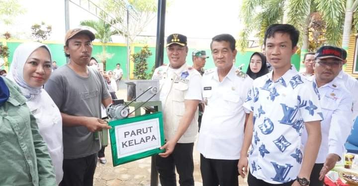 Ketgam : Ruksamin serahkan langsung bantuan stimulan berupa mesin parut kelapa kepada pelaku UMKM di Kabupaten Konawe Utara (Konut) Rabu 1 Februari 2023. (foto : istimewa).