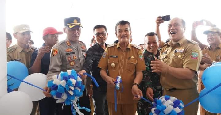 Ketgam : Ruksamin bersama jajaran pemerintahan daerah (Pemda) Kabupaten Konut resmikan pasar Rakyat di Kecamatan Asera, Senin 20 Februari 2023. (foto : istimewa).