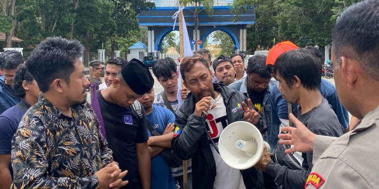 Puluhan Jurnalis yang tergabung dalam AJI Kendari dan IJTI Sultra berunjukrasa di depan Kantor Kepolisian Daerah (Polda) Sultra Senin 27 Maret 2023.