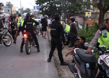 Personel polisi bubarkan aksi balap liar di sekitar JTK Kendari