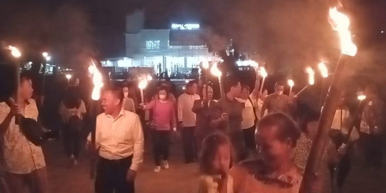 Pawai Obor dalam rangka perayaan hari wafat Isa Almasih oleh ratusan Jemaat Gereja Protestan Sulawesi Tenggara (Gepsultra) Minggu dini hari 9 April 2023. (Foto : Husni Mubarak).