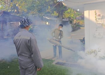 Cegah Penyakit DBD, Lanal Kendari Fogging Di Kompleks Perumahan TNI AL