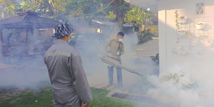 Personel TNI AL Fogging Kompleks Perumahan Lanal Kendari