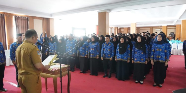 Ruksamin lantik ratusan PNS jajaran lingkup pemda Konawe Utara (Istimewa)