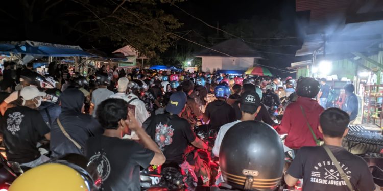 Antrian kendaraan roda dua di Pelabuhan Penyebrangan Ferry Torobulu - Tampo. (Foto : Husni Mubarak)