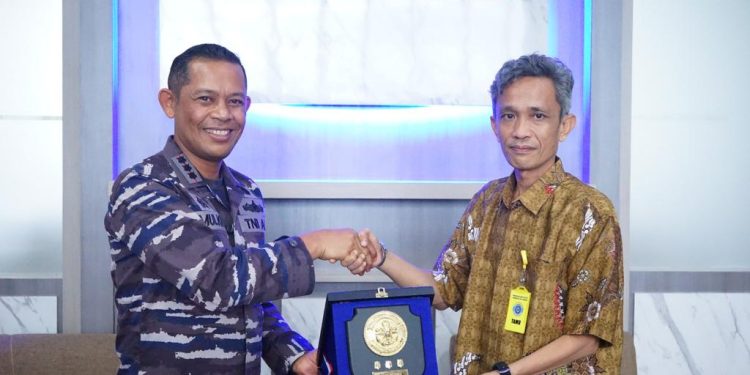 Kunjungan Bawaslu Sulawesi Tenggara ke Pangkalan TNI Angkatan Laut (Lanal) Kendari dalam rangka bangun silahturahmi dan sinergitas menyongsong Pemilu 2024. (Istimewa).